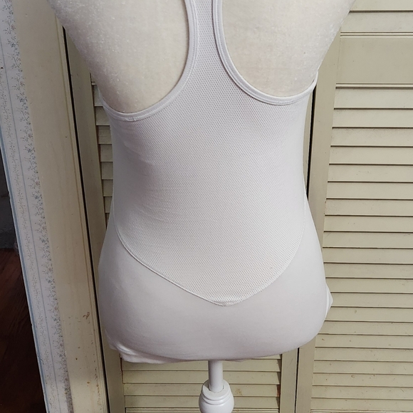 Nike built-in-bra tank - Picture 6 of 8